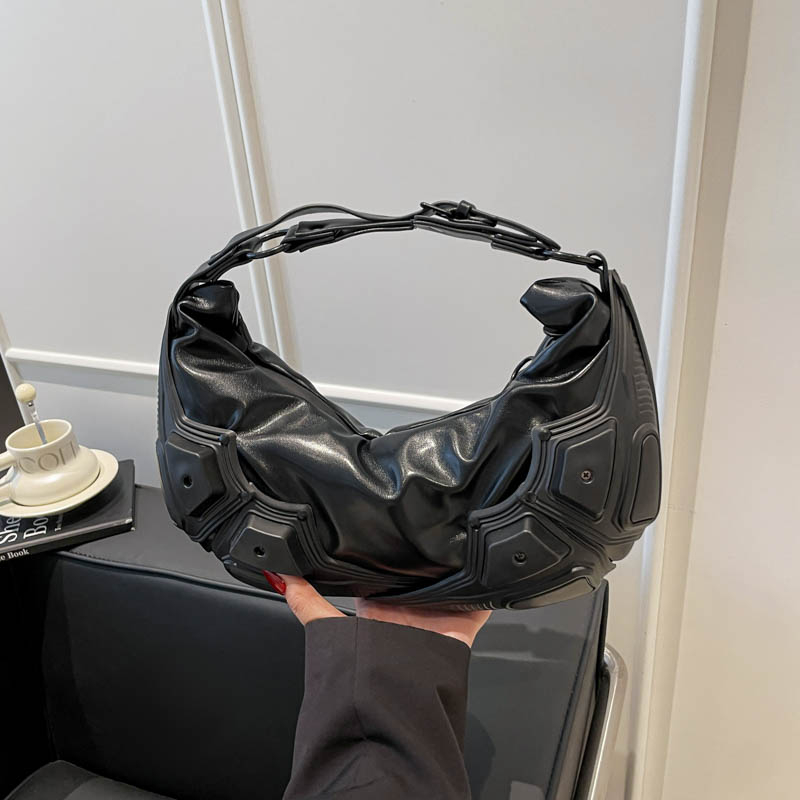Women Bags 2026 Trends - Ciemna, modna torebka w kształcie półksiężyca,