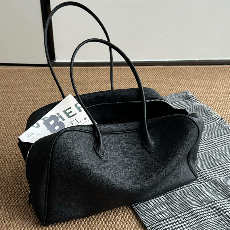 Women Bags 2026 Trends - Czarna miękka skórzana torba typu Boston